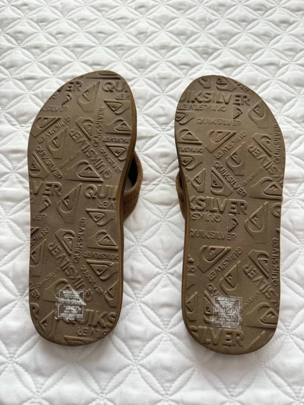 NWOT Quiksilver Carver Suede Core Tan Brown Youth Flip Flop Sandals Size 5